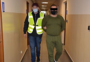 Policjant z zatrzymanym mężczyzną