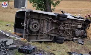 Rozbity samochód, który leży na boku na polu