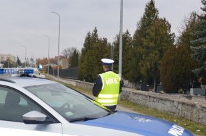 Policjant przy radiowozie