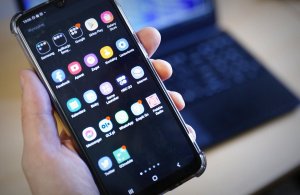 Telefon komórkowy trzymany w dłoni