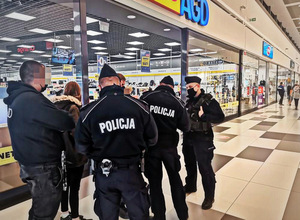Policjanci podczas kontroli w galerii handlowej.