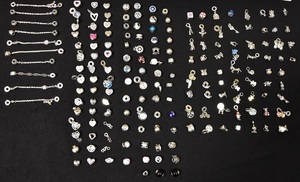 Zawieszki, koraliki i łańcuszki w kolorze srebra.