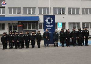 Uczniowie z klasy policyjnej przed budynkiem komendy.