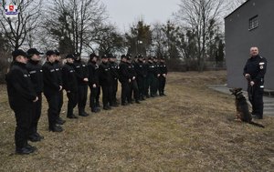 Uczniowie z klasy policyjnej i policjant z psem służbowym.