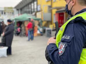 Policjant podczas patrolu ulic miasta