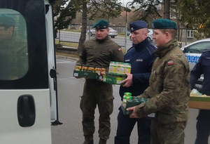 Policjanci i żołnierze obok samochodu