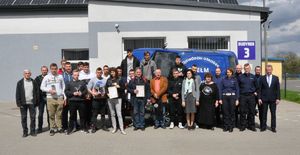 Osoby uczestniczące w turnieju na placu przed budynkiem