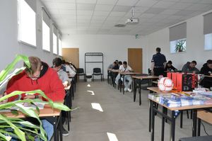 Uczestnicy turnieju rozwiązują test wiedzy