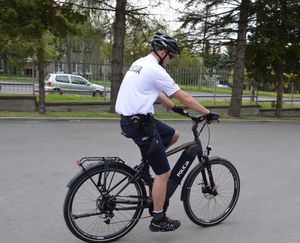 Policjant jadący na rowerze