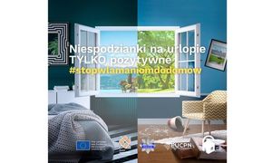 Pokój z otwartymi skrzydłami okiennymi podzielony na dwie części. Za oknem widzimy – po lewej stronie jezioro wkomponowane w górzysty krajobraz oraz – po prawej park z rozłożystymi koronami drzew. W prawym skrzydle okiennym wybita jest szyba, której odłamki leżą na podłodze. Pod oknem leży przewrócona doniczka z kwiatem, a obok splądrowane szuflady. Po prawej stronie okna na ścianie wisi przekrzywiony obraz. Po lewej stronie okna pokazany jest pokój, w którym dominuje kolor niebieski. Następnie na tle tego pokoju pokazuje się biały napis „Niespodzianki na urlopie tylko pozytywne” oraz poniżej napis w kolorze żółtym „stop włamaniom do domów” pisany bez przerw między słowami. Na samym dole od lewej strony ukazuje się flaga Unii Europejskiej, logo programu profilaktycznego Razem bezpieczniej – cztery splecione dłonie, odznaka - gwiazda z napisem Policja, logo EUCPN oraz symbol domu z pałąkiem imitującym zamknięta kłódkę.