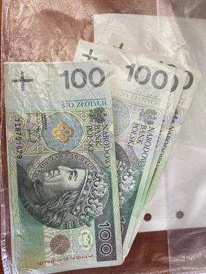 Zabezpieczone banknoty o nominale 100 złotych w torebce foliowej.