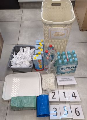 Odzyskane przez napoje, plastikowe sztućce, kosz na bieliznę, ręczniki papierowe, plastikowe oznaczenia numerowe, foliowe worki.