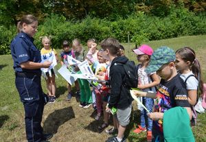 Policjantka z dziećmi