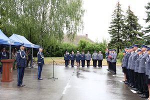 Komendant Wojewódzki Policji nadinspektor Artur Bielecki wita się z policjantami na placu przed budynkiem komendy. W tle pod namiotami zaproszeni goście.