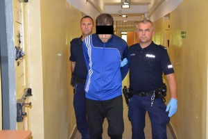 Policjanci z zatrzymanym mężczyzną