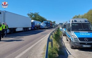 Ciągniki siodłowe i radiowozy.