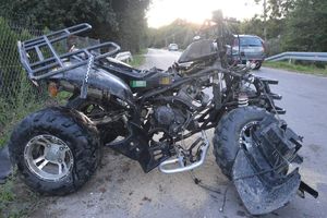 Quad i samochód na jezdni.