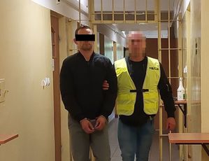 Policjant z zatrzymanym mężczyzną.