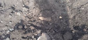 Niewybuch lezący na ziemi.