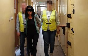 Policjanci z zatrzymaną kobietą