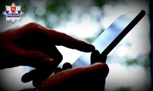 Telefon komórkowy trzymany w dłoni.