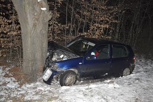 Rozbity samochód, który uderzył w drzewo.