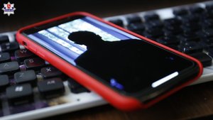 Telefon komórkowy i klawiatura komputera.