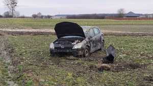 Rozbity samochód w polu.