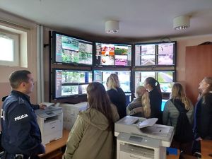 Uczniowie na ekranach oglądają monitoring miejski