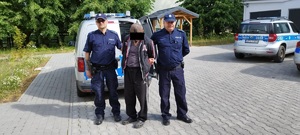 dwóch policjantów prowadzi zatrzymanego mężczyznę