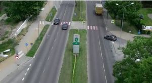 Zrzut ekranu z nagrania wykroczenia drogowego.