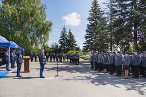 Komendanta Wojewódzki Policji w Lublinie wita się z policjantami