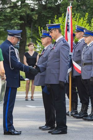 Komendant Miejski Policji w Chełmie gratuluje odznaczonym policjantom.