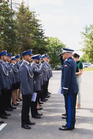 Komendant Wojewódzki Policji w Lublinie wręcza akty mianowania na wyższe stopnie służbowe.