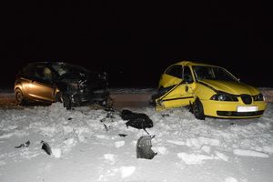 rozbite samochody na śniegu
