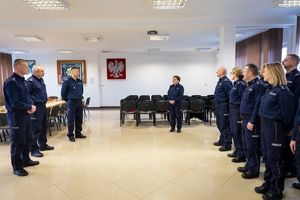 Kadra kierownicza chełmskiej komendy podczas pożegnania przechodzącej na emeryturę policjantki.