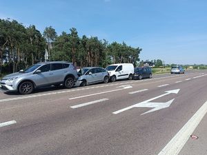 Zderzenie na jezdni czterech samochodów