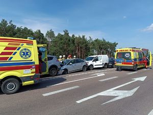 Zderzenie czterech samochodów na jezdni