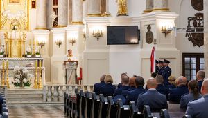 Policjanci i goście na mszy świętej w kościele.