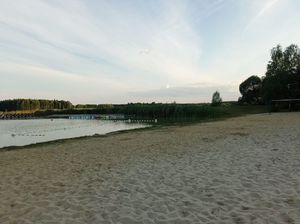 Plaża nad zalewem.