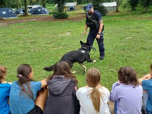 Policjant z psem służbowym.