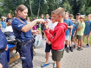 Policjantka rozdaje odblaski