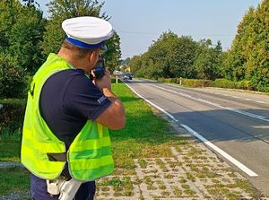 Policjant mierzy prędkość kierujących.