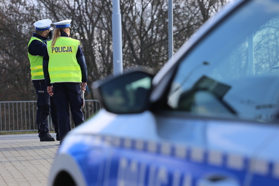 Policjanci kontrolują prędkość.