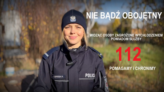 Zdjęcie policjantki oraz napisy NIE BĄDŹ OBOJĘTNY, POMAGAMY i CHRONIMY, WIDZĄC OSOBY ZAGROŻONE WYCHŁODZENIEM POWIADOM SŁUŻBY