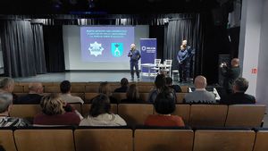 Policjanci prowadzą debatę.