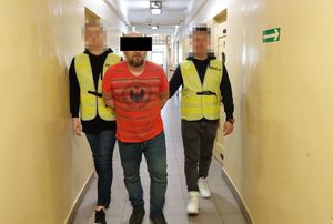 zatrzymany za groźby prowadzony przez policjantów