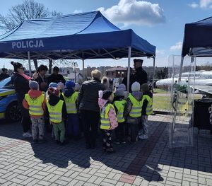 Dzieci odwiedzające policyjne stoisko.