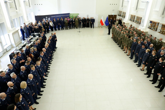 Funkcjonariusze i zaproszeni goście uczestniczą w Wielkanocnym Spotkaniu w sali Konferencyjnej Komendy Wojewódzkiej Policji w Lublinie.