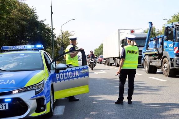 Patrol ruchu drogowego zatrzymuje do kontroli drogowej kierującego pojazdem.